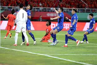 夺金的喜悦！亚运男足决赛，韩国球员终场哨响后在球场上庆祝